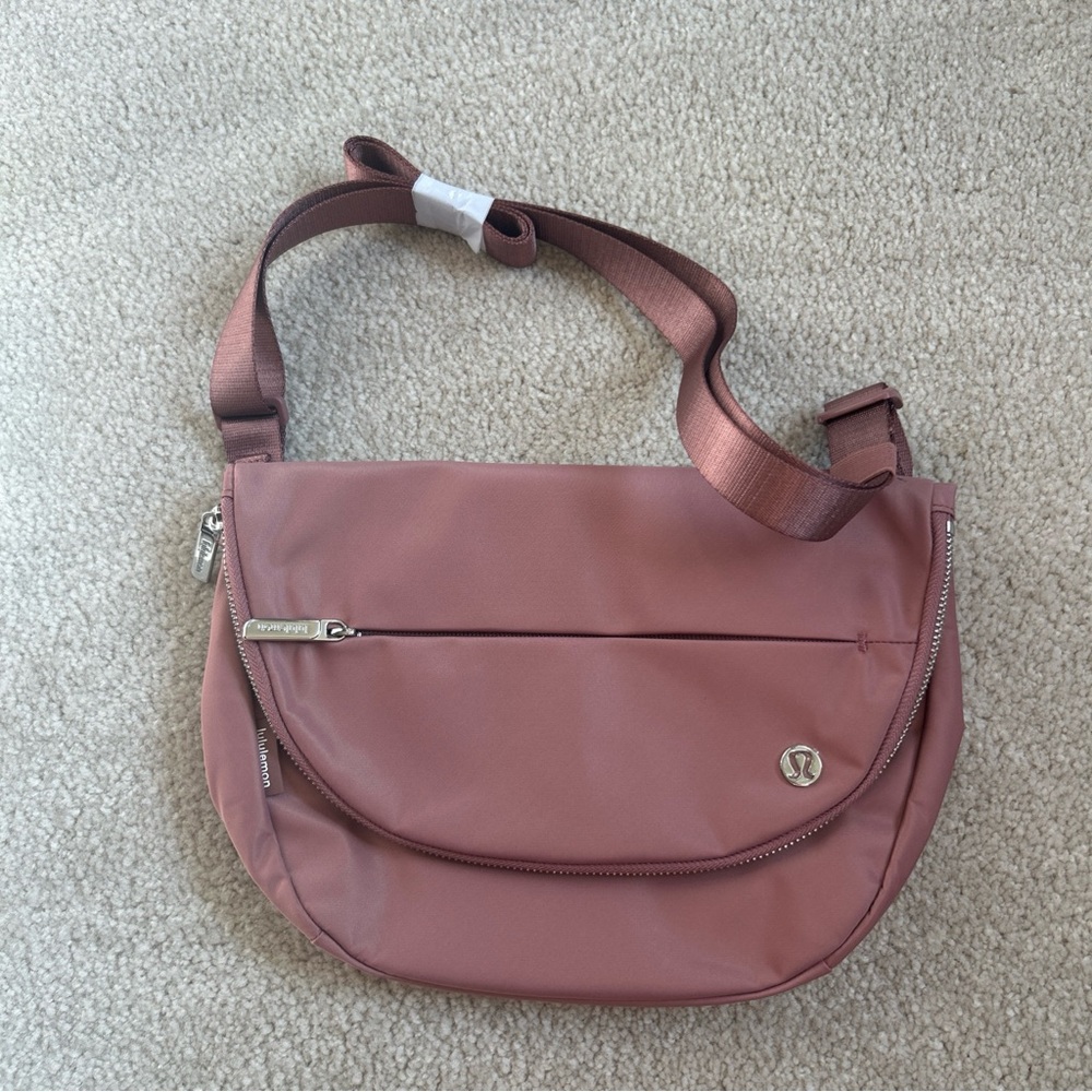 NWT Lululemon All Night Festival Bag 5L Pink Crossbody Shoulder W/ Keychain - Picture 5 of 7